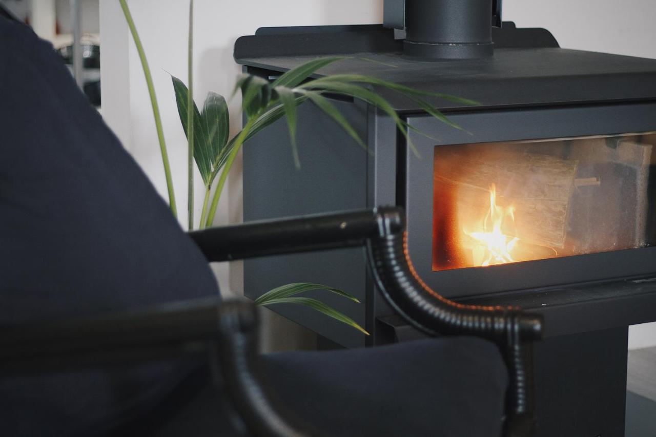 Hugo & Carters Backpackers & Motel Ταουράνγκα Εξωτερικό φωτογραφία A wood stove