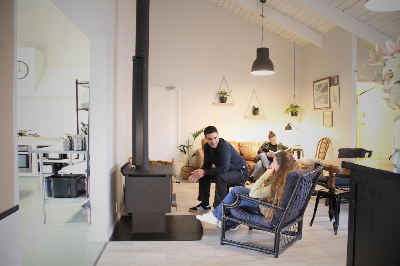 Hugo & Carters Backpackers & Motel Ταουράνγκα Εξωτερικό φωτογραφία A wood burning stove in a home