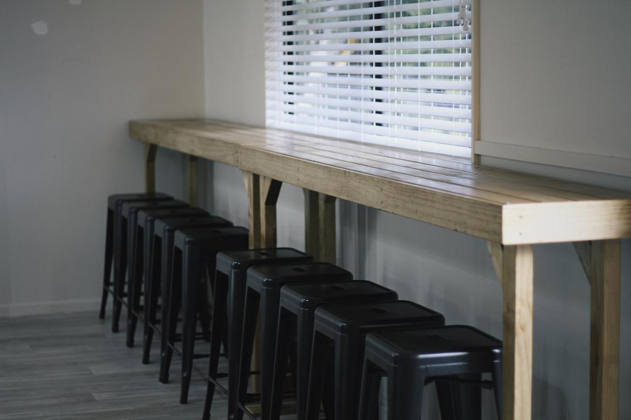 Hugo & Carters Backpackers & Motel Ταουράνγκα Εξωτερικό φωτογραφία A bar table