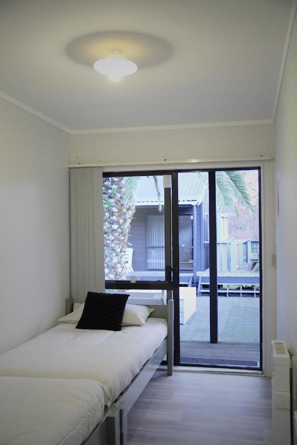 Hugo & Carters Backpackers & Motel Ταουράνγκα Εξωτερικό φωτογραφία A sliding door