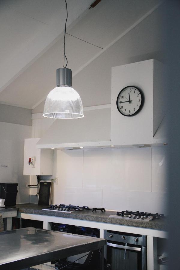 Hugo & Carters Backpackers & Motel Ταουράνγκα Εξωτερικό φωτογραφία A wall clock