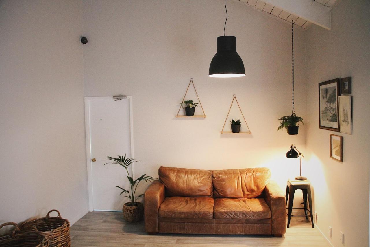 Hugo & Carters Backpackers & Motel Ταουράνγκα Εξωτερικό φωτογραφία A living room with a leather sofa