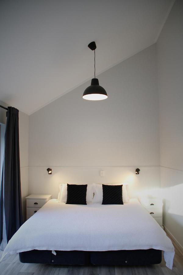 Hugo & Carters Backpackers & Motel Ταουράνγκα Εξωτερικό φωτογραφία A pendant light